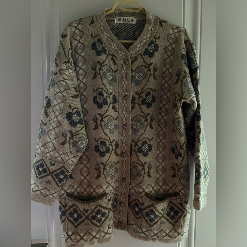 Snap Originals Beige Printed Floral Sweater in Size Large